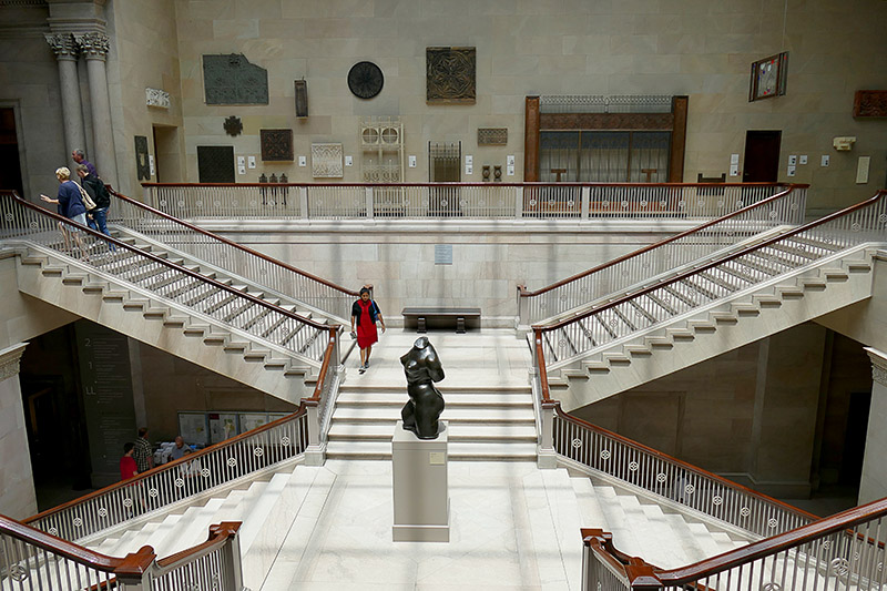 1-Art Institute of Chicago Staircase P1040124 800.jpg