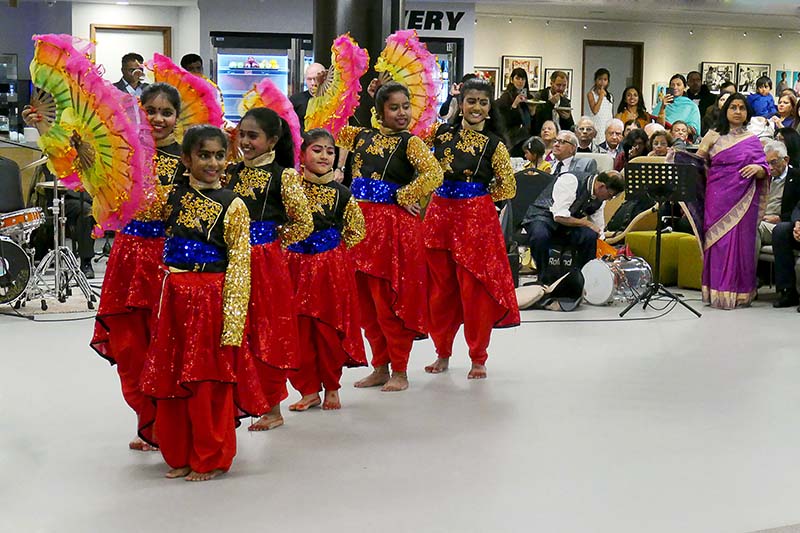 2x - Dancing Troupe-1 Sangeetha UK - Iggy Tavares 800.jpg