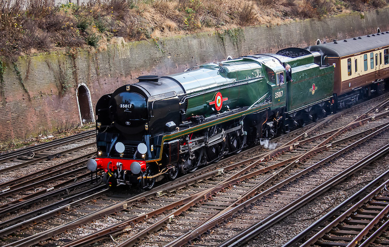 20111203 0028 'Clan Line' @ East Croydon.jpg